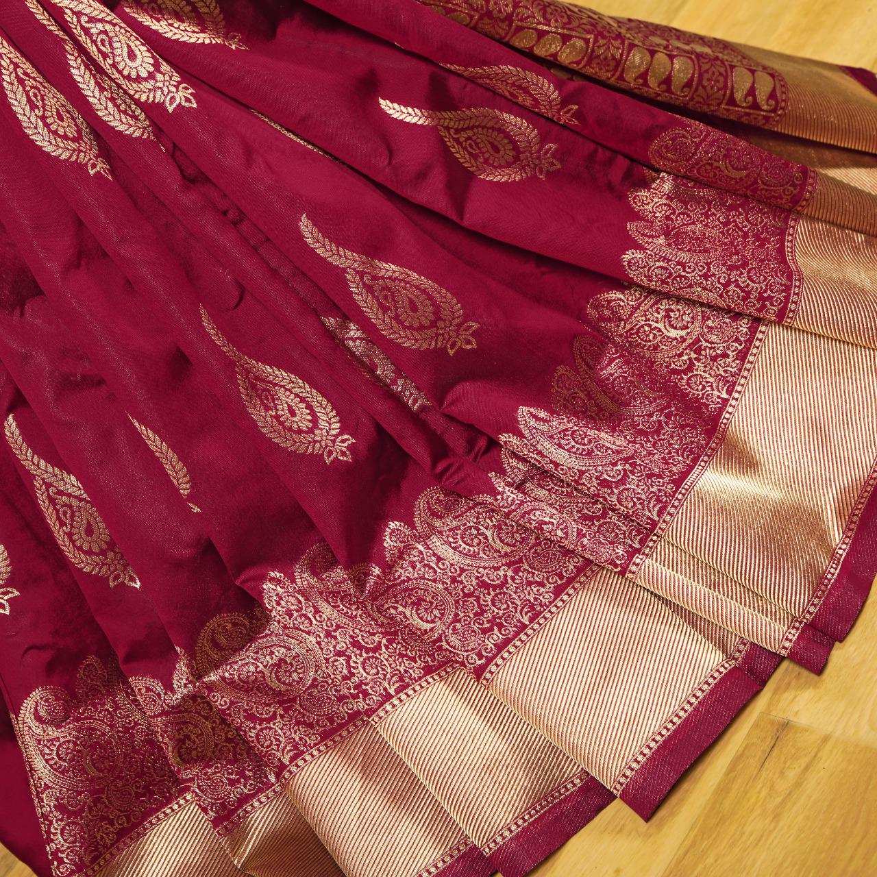 Beguiling Maroon Banarasi Silk Saree With Lovely Blouse Piece