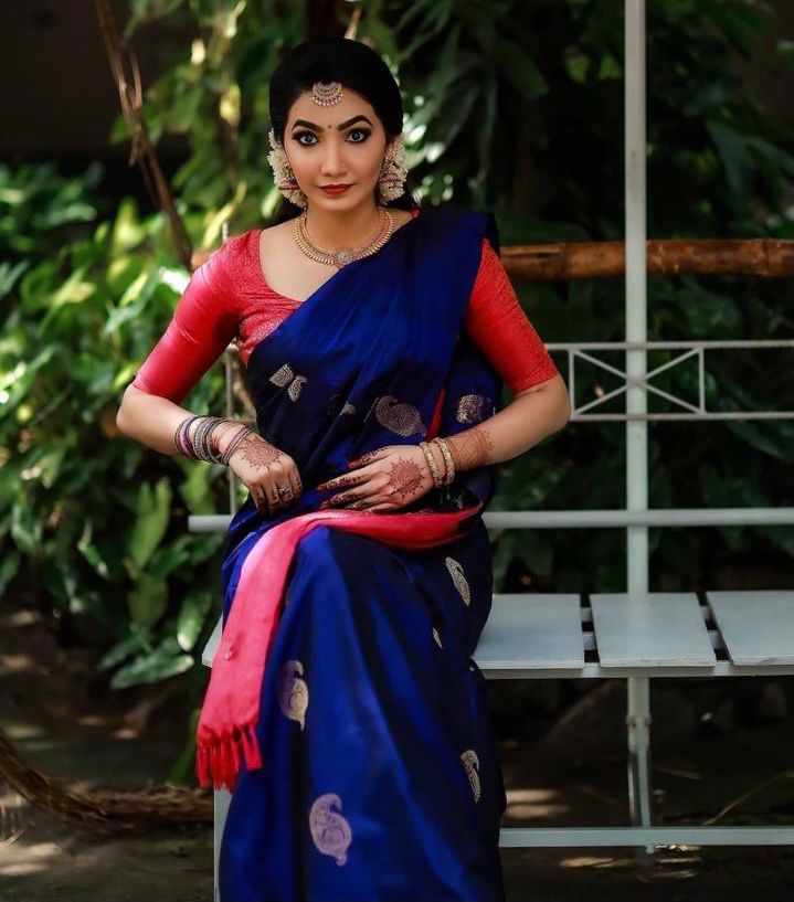Dainty Blue Soft Silk Saree With Classy Blouse Piece