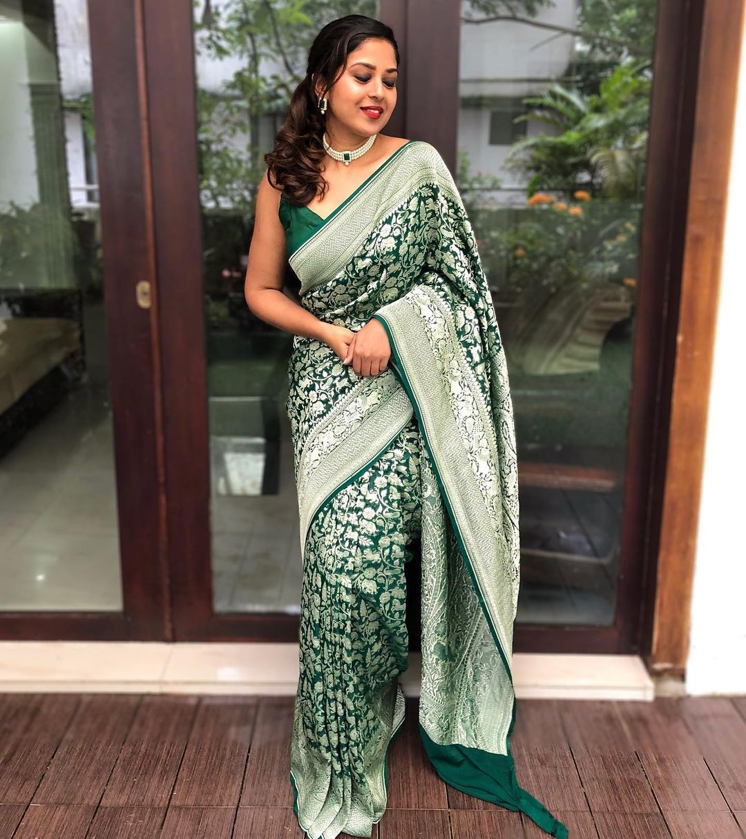 Adorning Green Soft Silk Saree With Enchanting Blouse Piece