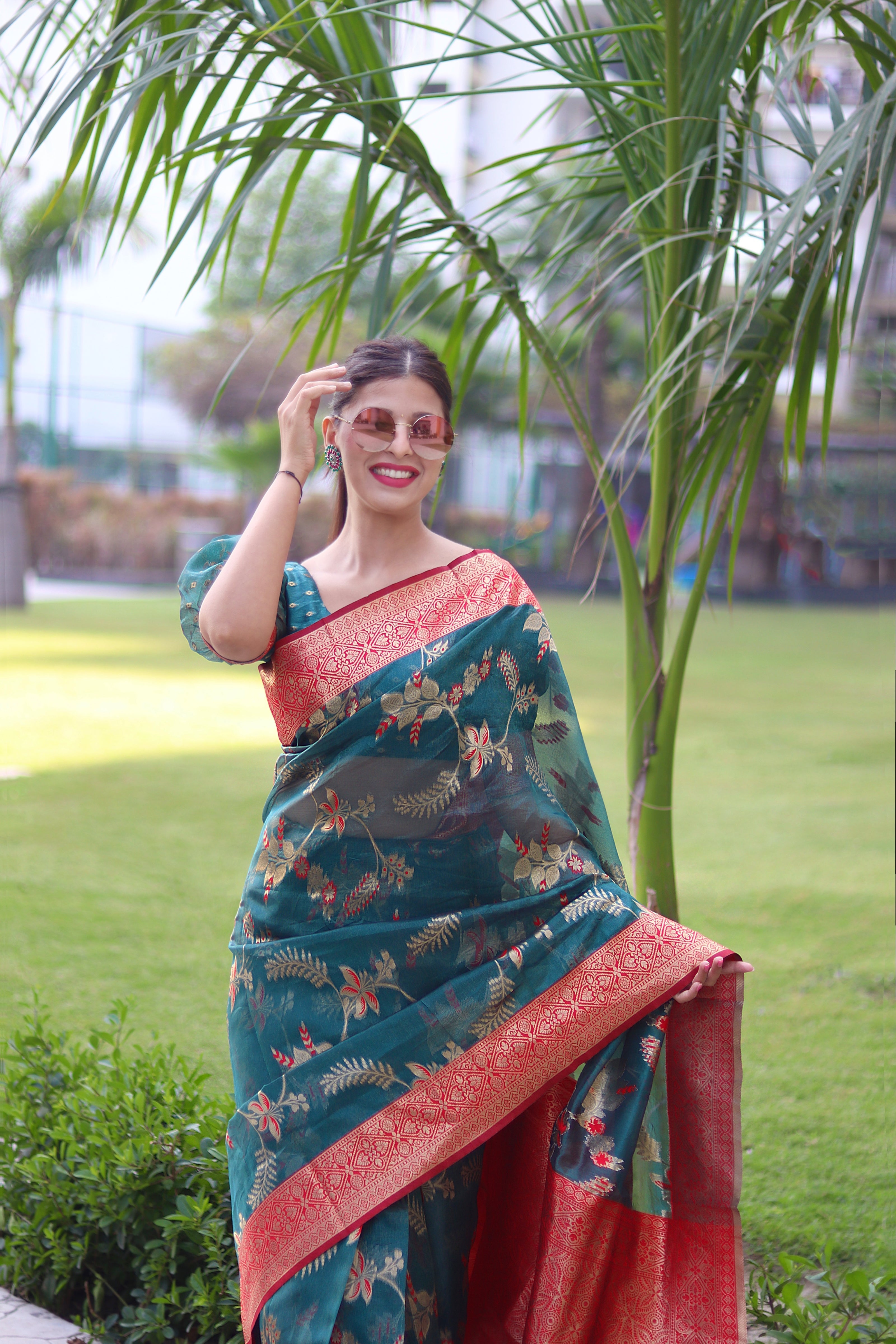 Graceful Rama Organza Silk Saree With Lilting Blouse Piece