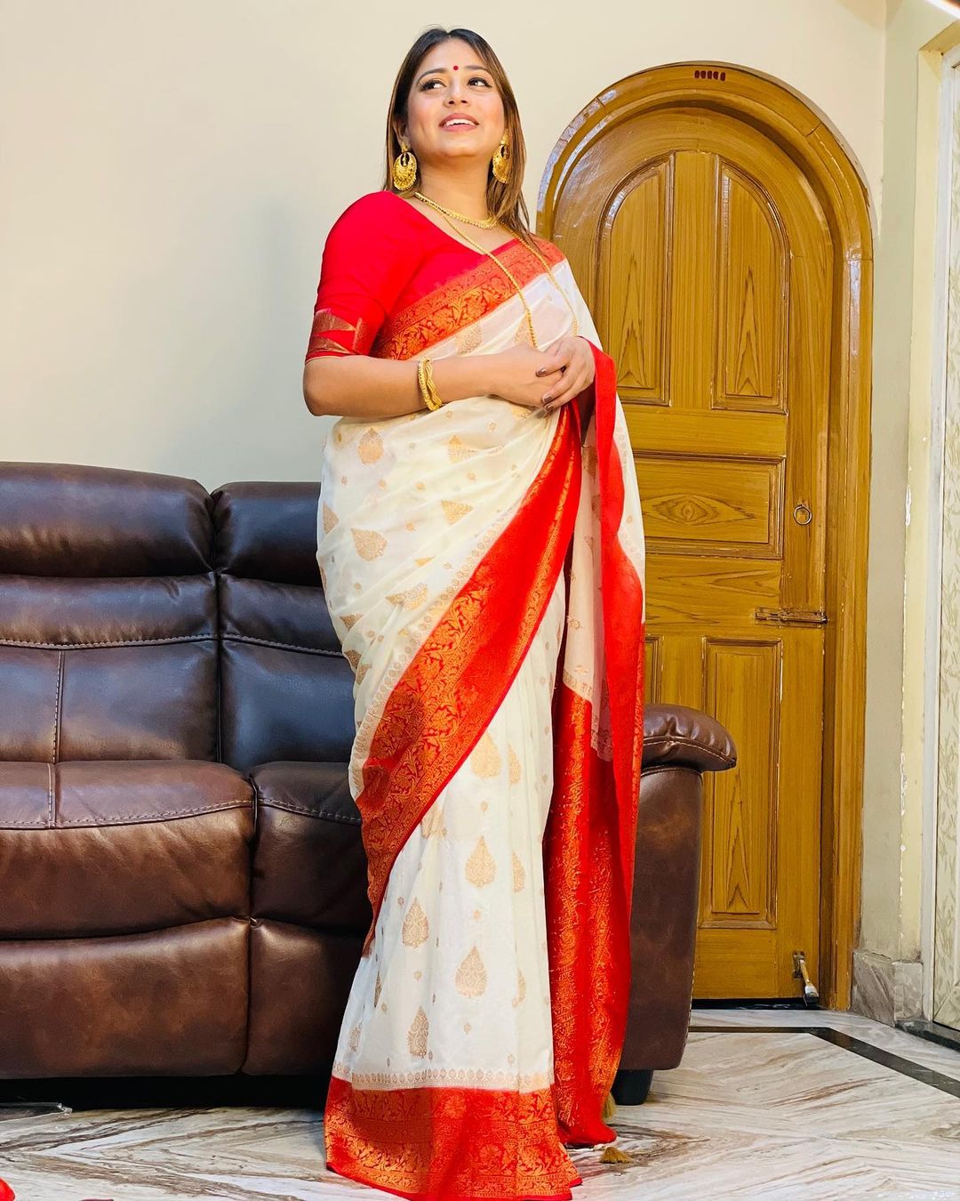 Stunning White Soft Silk Saree With Outstanding Blouse Piece