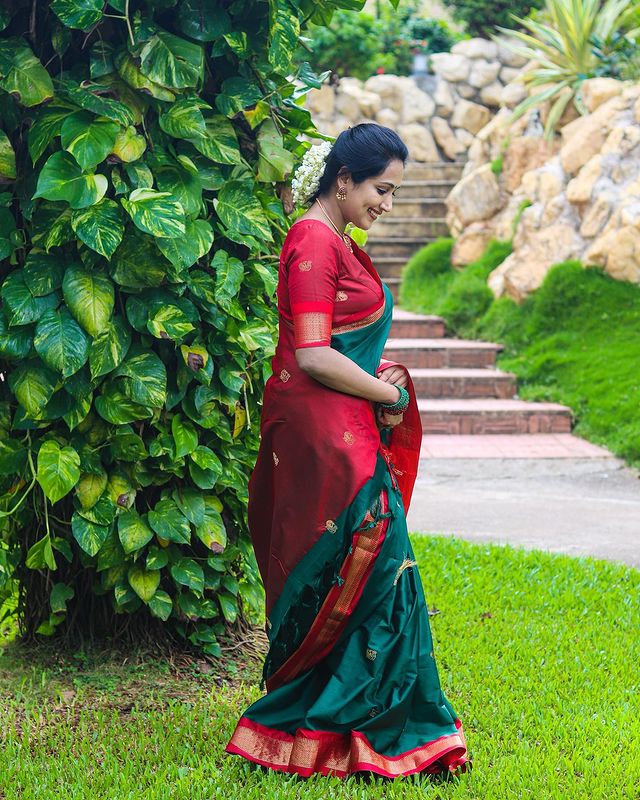Purring Rama Banarasi Silk Saree With Sighing Blouse Piece
