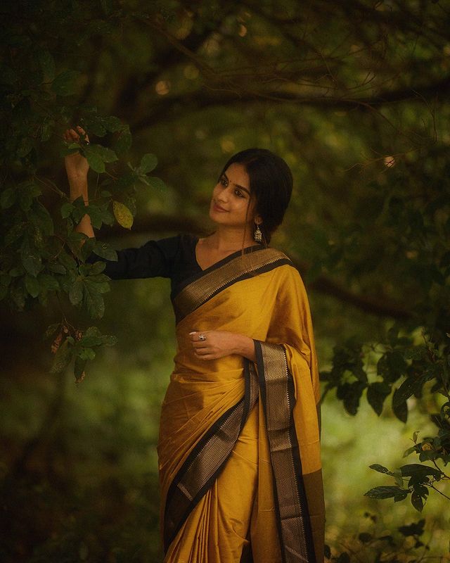 Caressing Yellow Banarasi Silk Saree With Poetic Blouse Piece