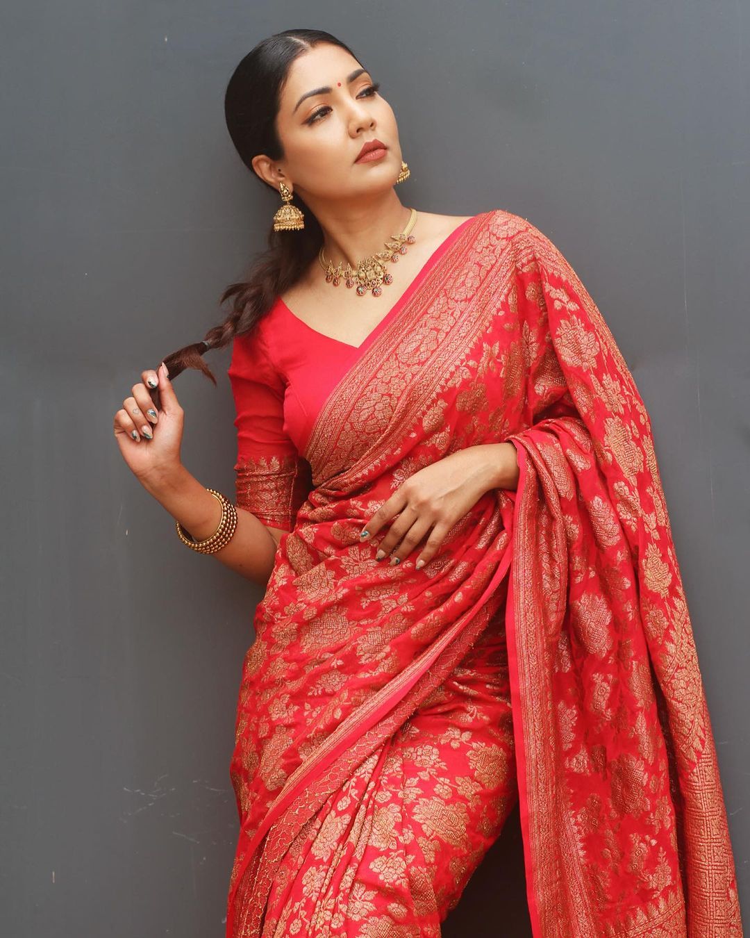 Melodious Red Banarasi Silk Saree With Caressing Blouse Piece