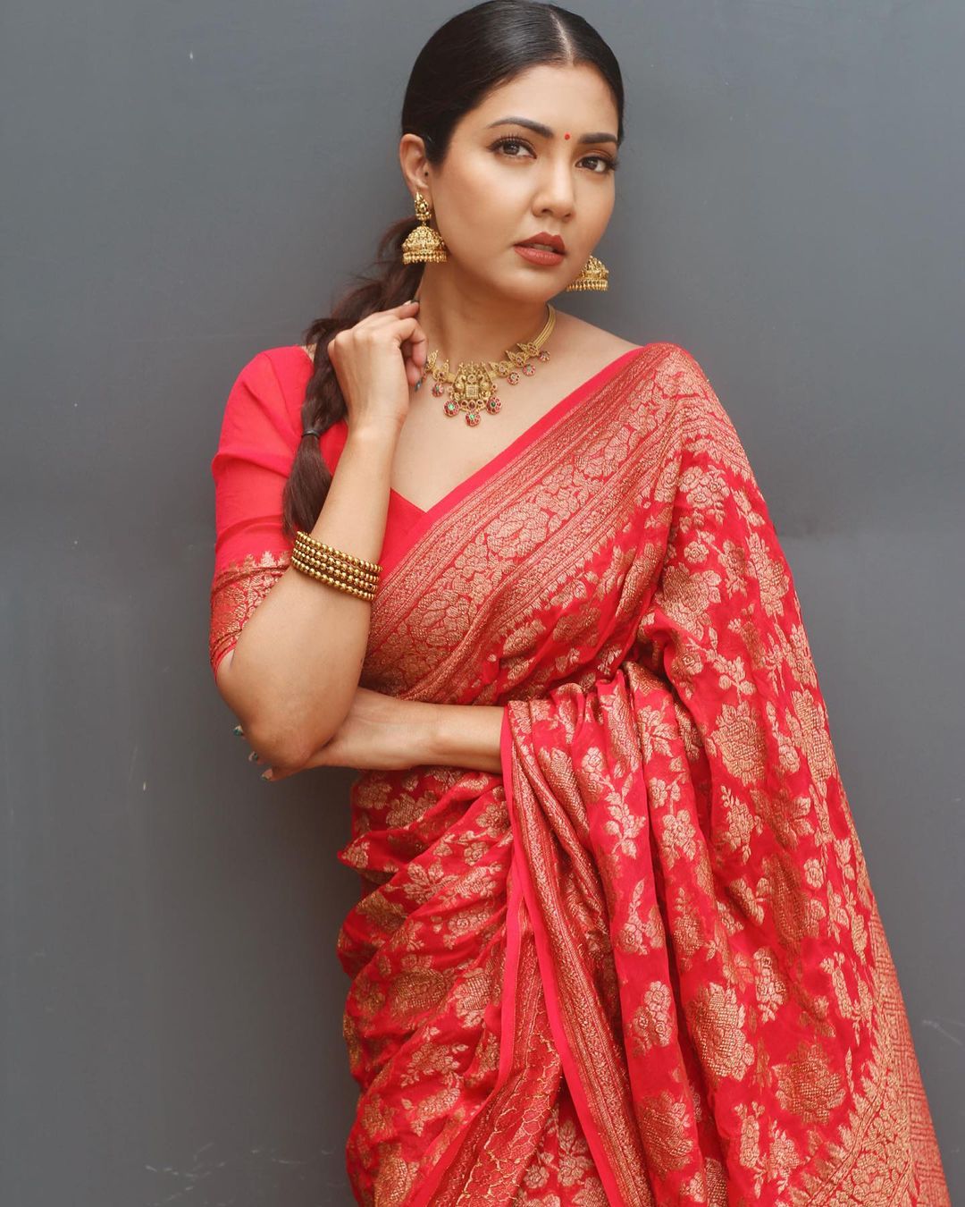 Melodious Red Banarasi Silk Saree With Caressing Blouse Piece