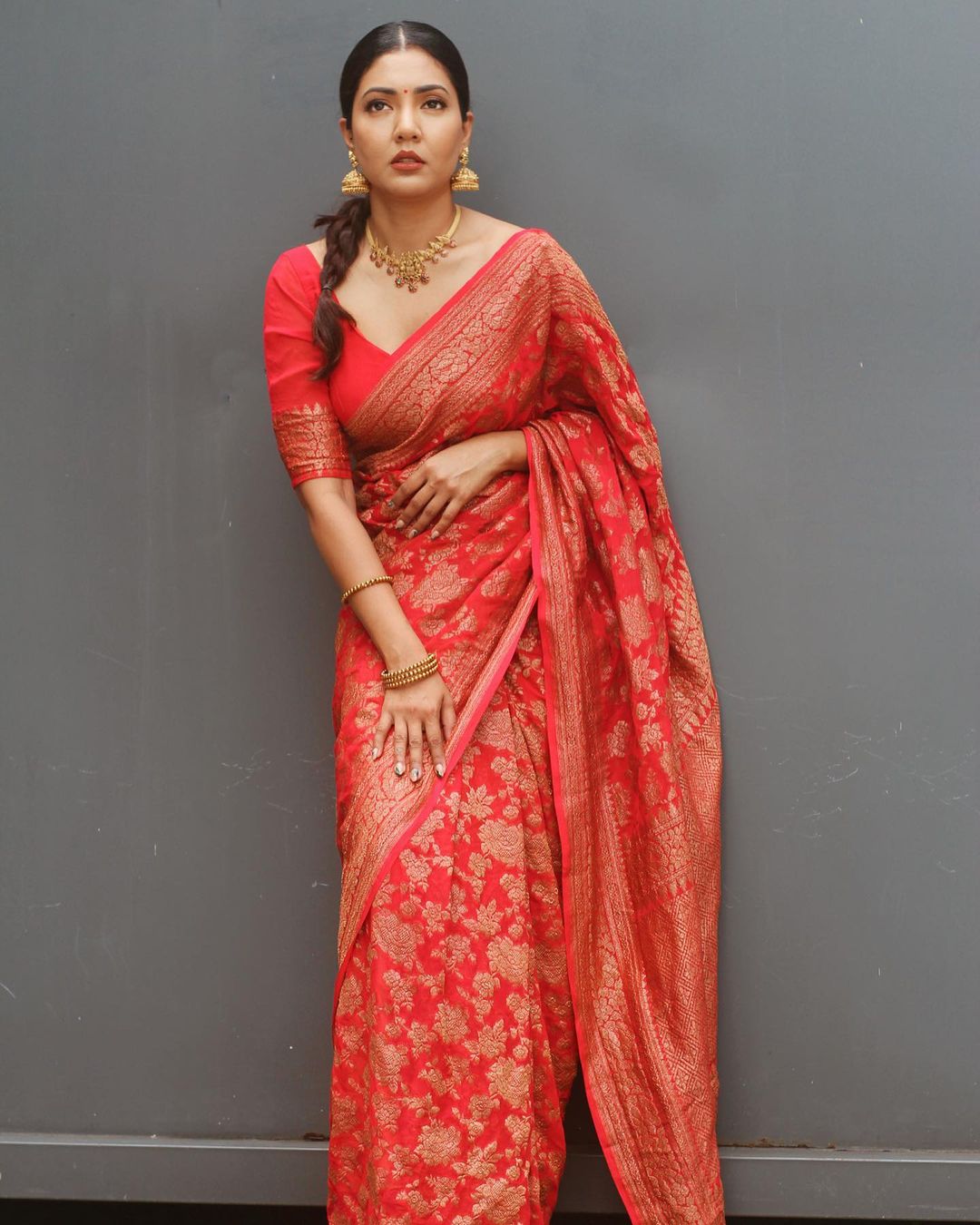 Melodious Red Banarasi Silk Saree With Caressing Blouse Piece