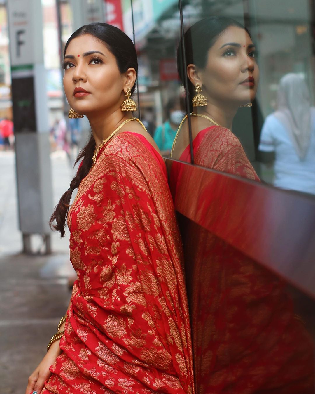 Melodious Red Banarasi Silk Saree With Caressing Blouse Piece