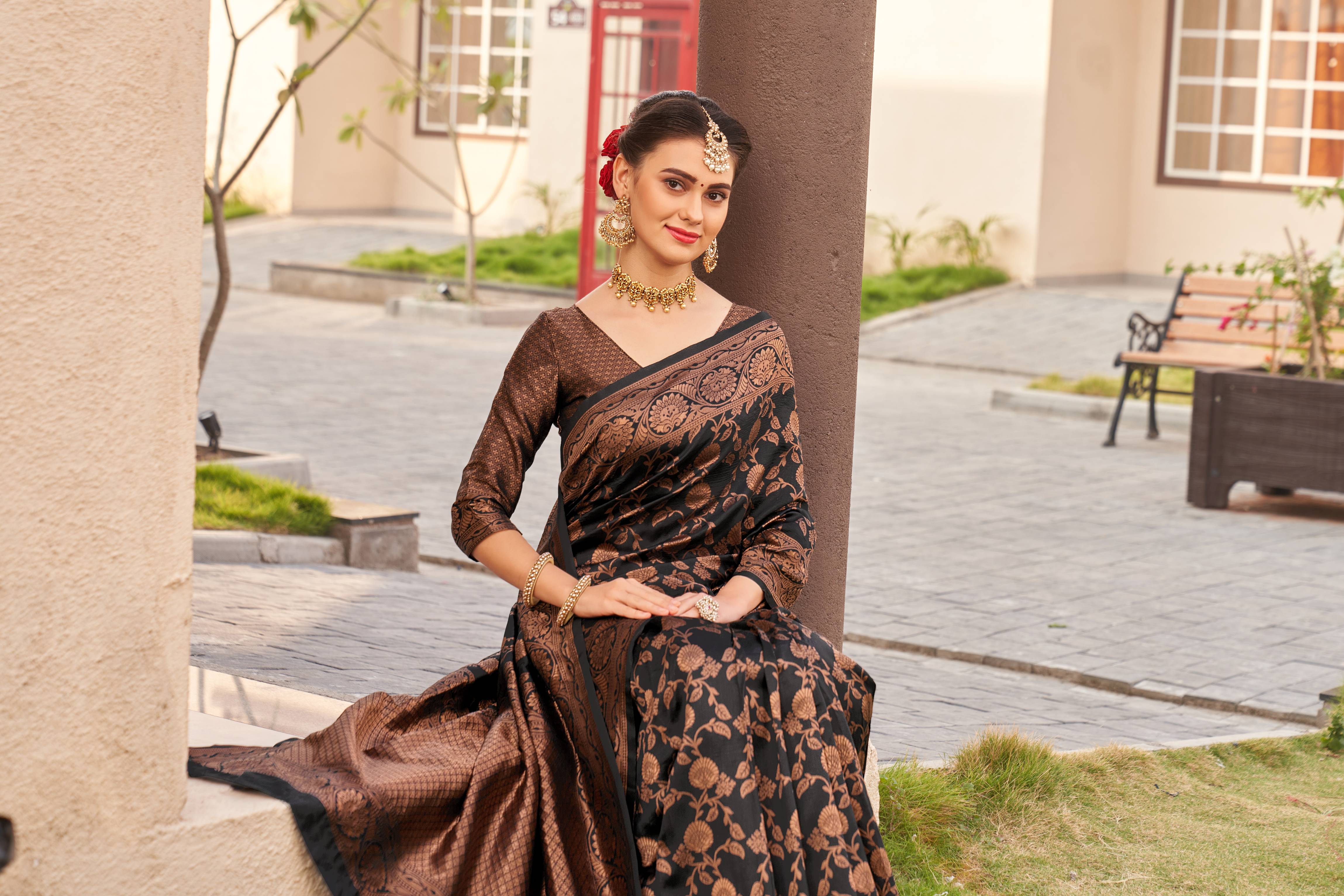 Gratifying Black Soft Silk Saree With Chatoyant Blouse Piece
