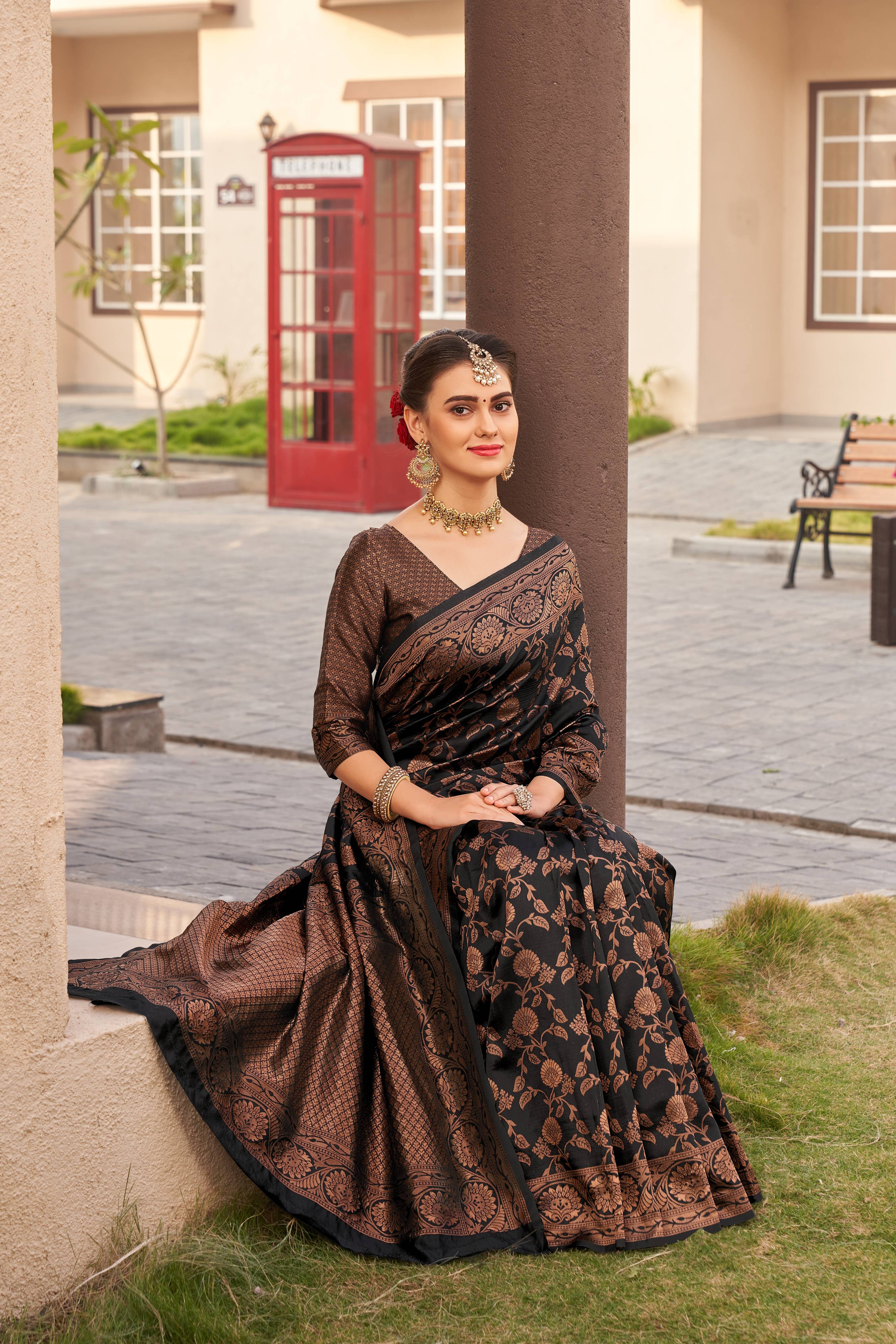 Gratifying Black Soft Silk Saree With Chatoyant Blouse Piece