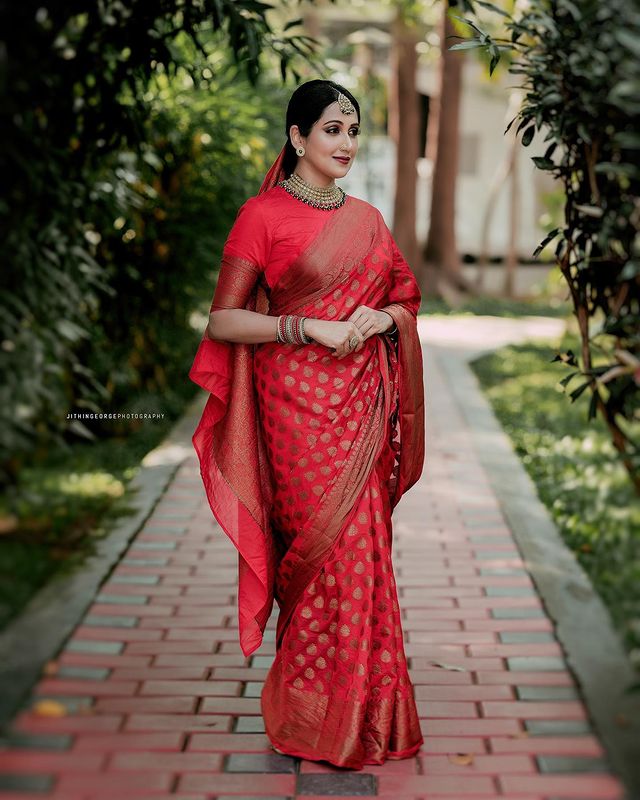 Desirable Red Soft Silk Saree With Delightful Blouse Piece