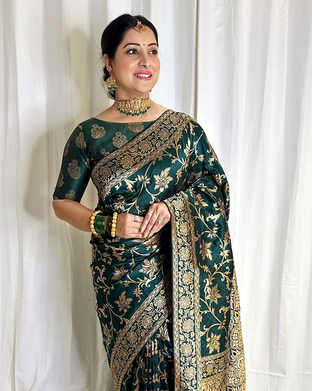 Stunning Green Soft Silk Saree With Ravishing Blouse Piece