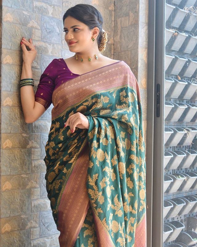 Chiming Geen Banarasi Silk Saree With Graceful Blouse Piece