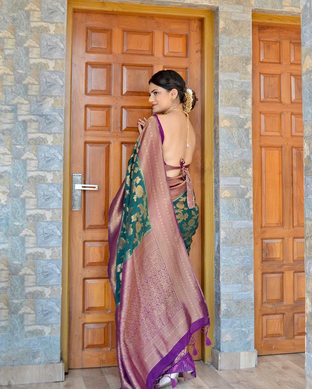 Chiming Geen Banarasi Silk Saree With Graceful Blouse Piece