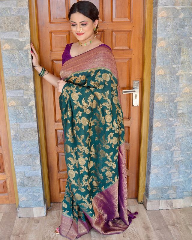 Chiming Geen Banarasi Silk Saree With Graceful Blouse Piece
