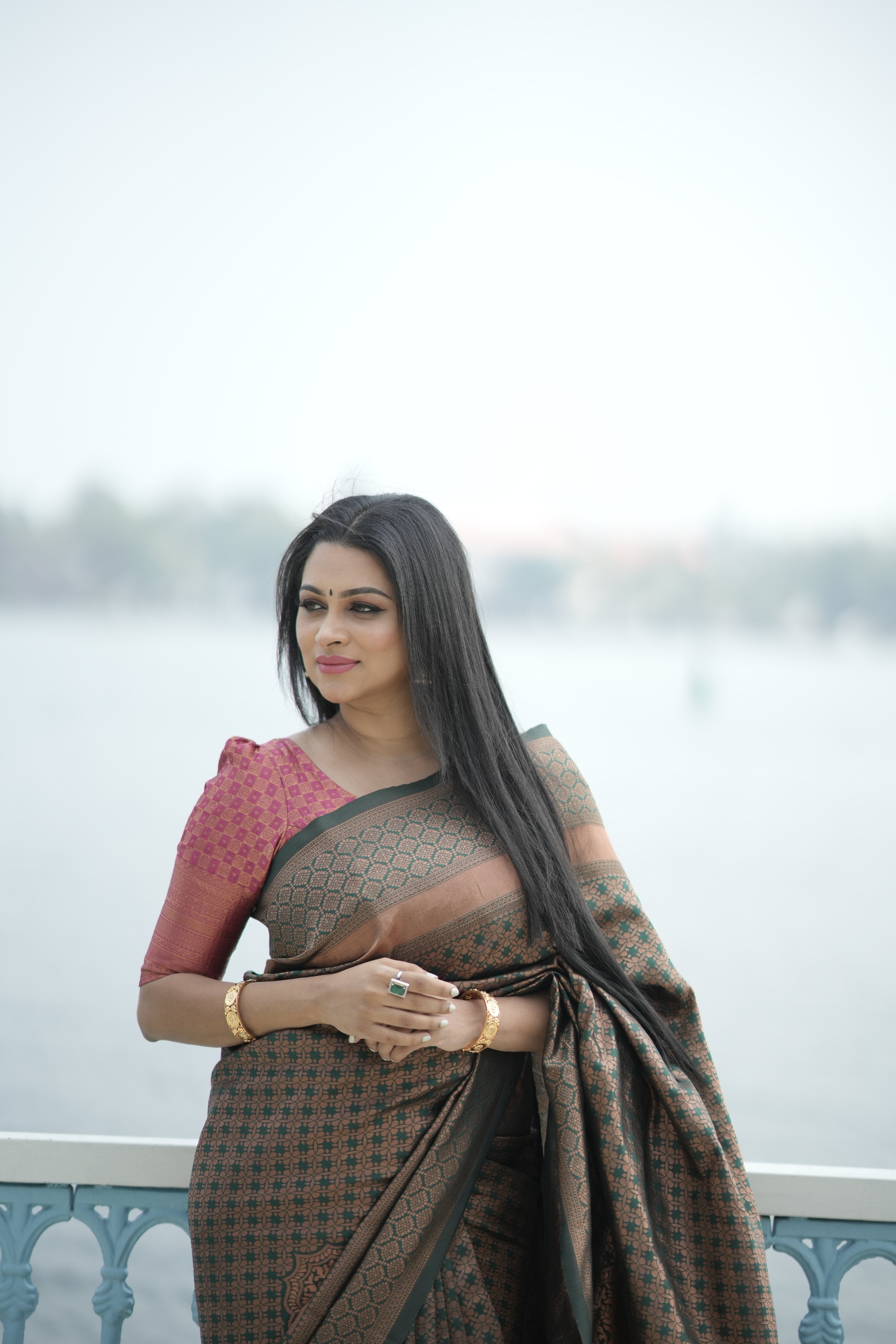 Fugacious Dark Green Soft Silk Saree With Phenomenal Blouse Piece