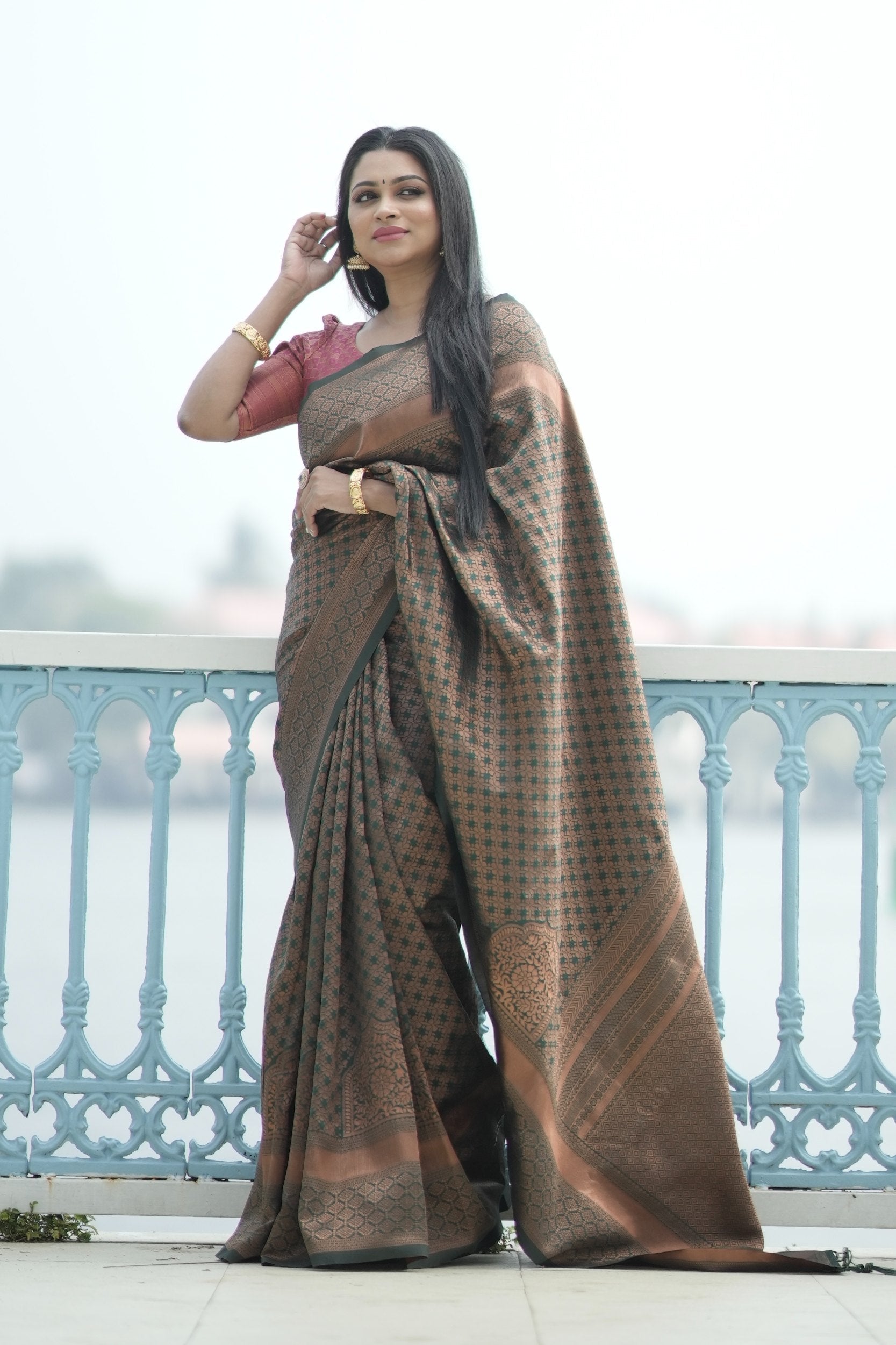 Fugacious Dark Green Soft Silk Saree With Phenomenal Blouse Piece