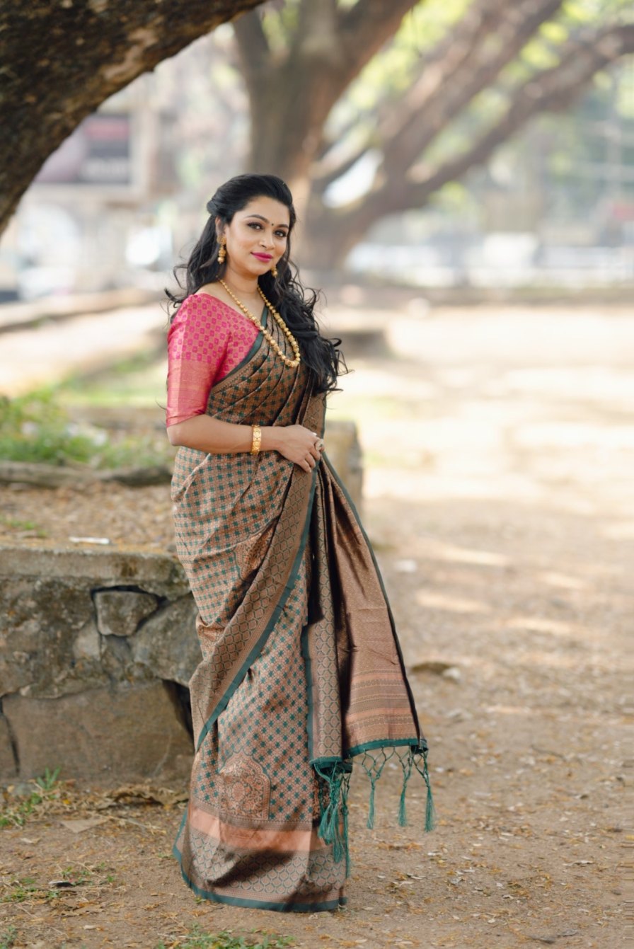 Fugacious Dark Green Soft Silk Saree With Phenomenal Blouse Piece
