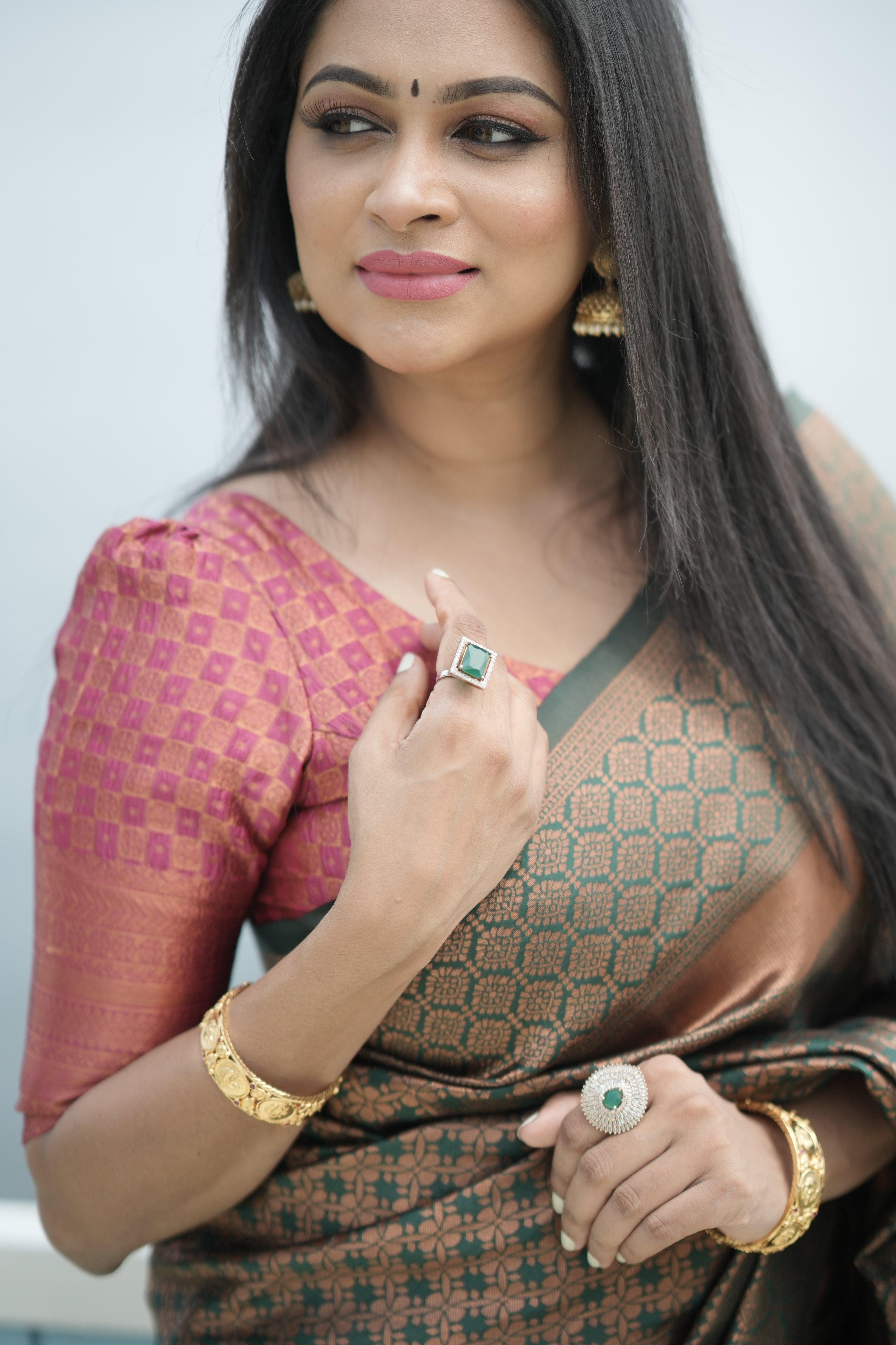 Fugacious Dark Green Soft Silk Saree With Phenomenal Blouse Piece