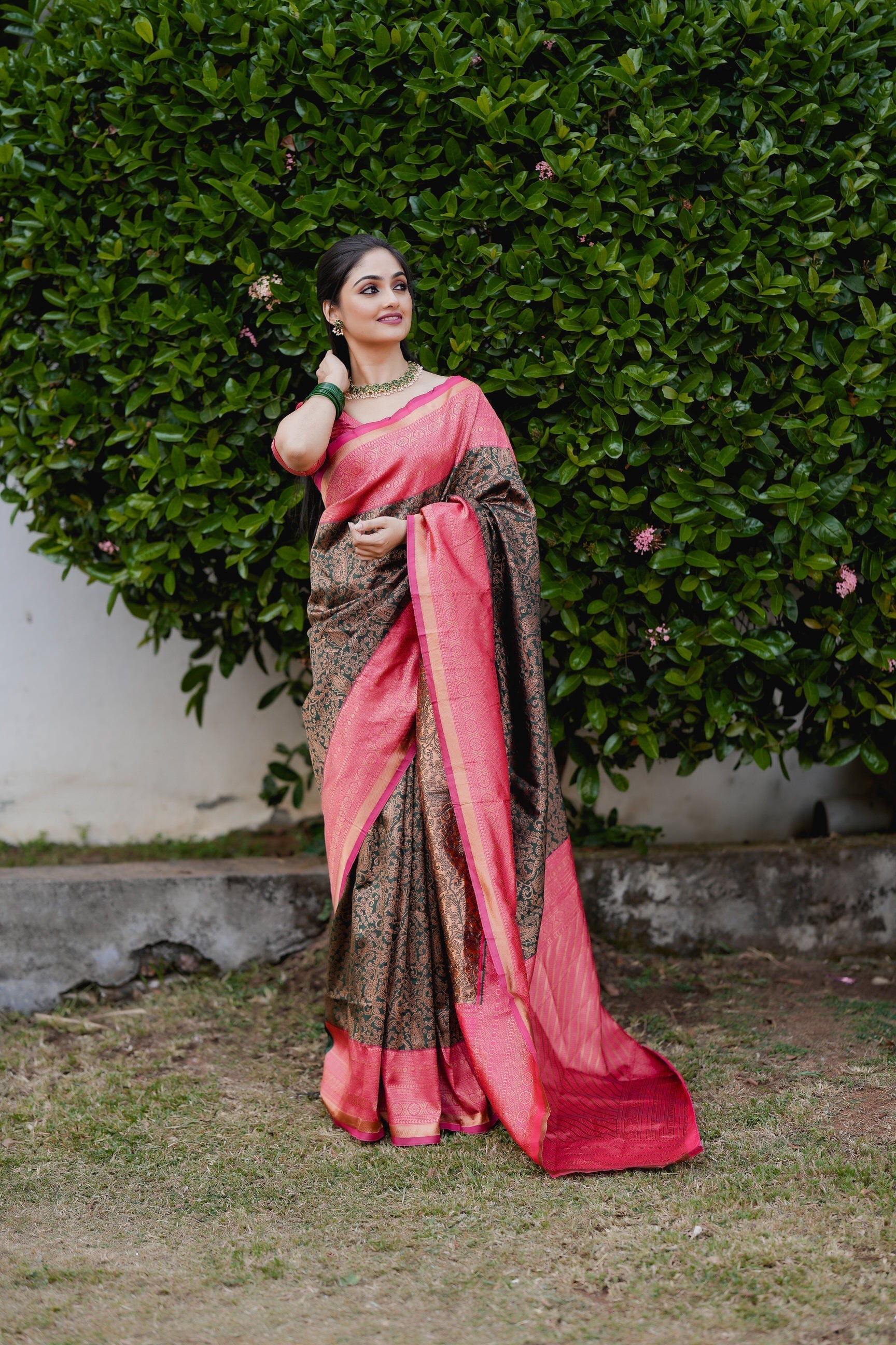 Woebegone Green Soft Silk Saree With Deserving Blouse Piece