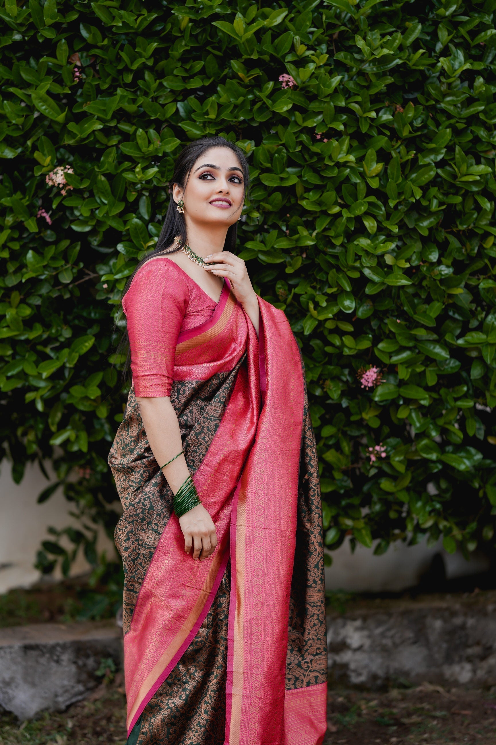 Woebegone Green Soft Silk Saree With Deserving Blouse Piece