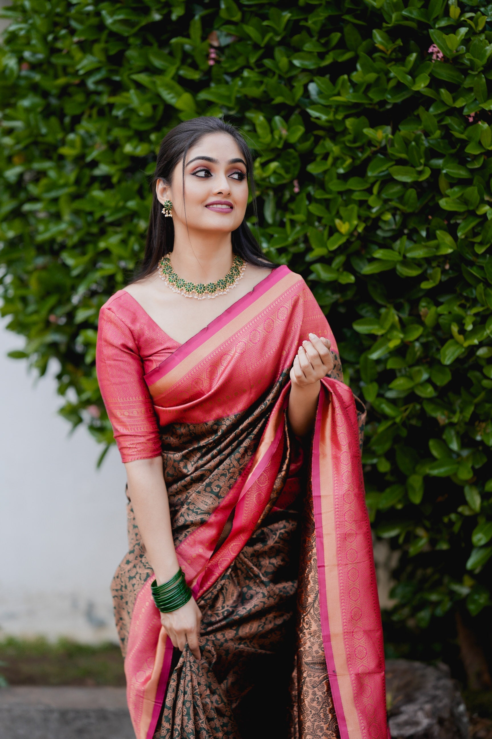 Woebegone Green Soft Silk Saree With Deserving Blouse Piece