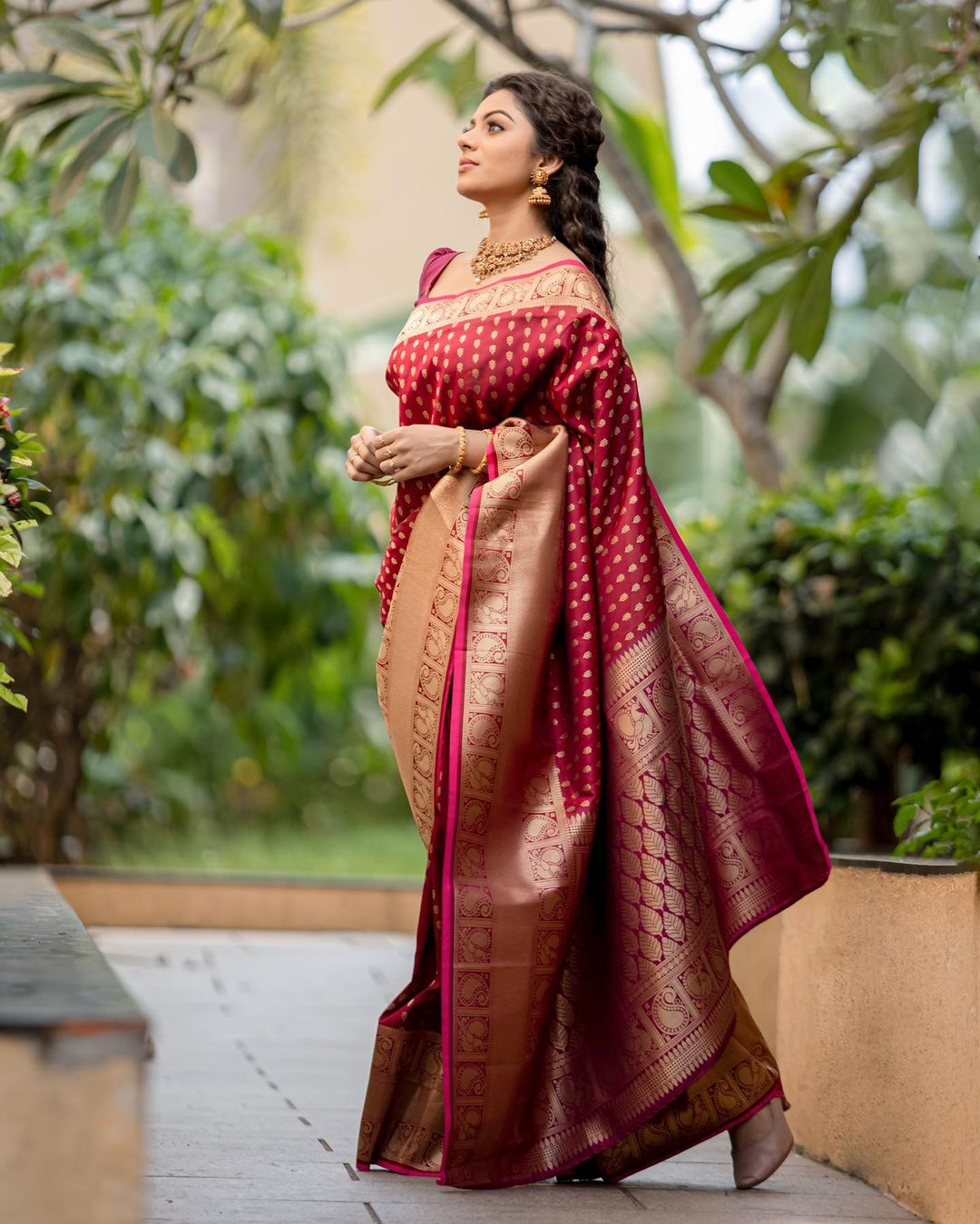 Diaphanous Maroon Soft Silk Saree With Admirable Blouse Piece