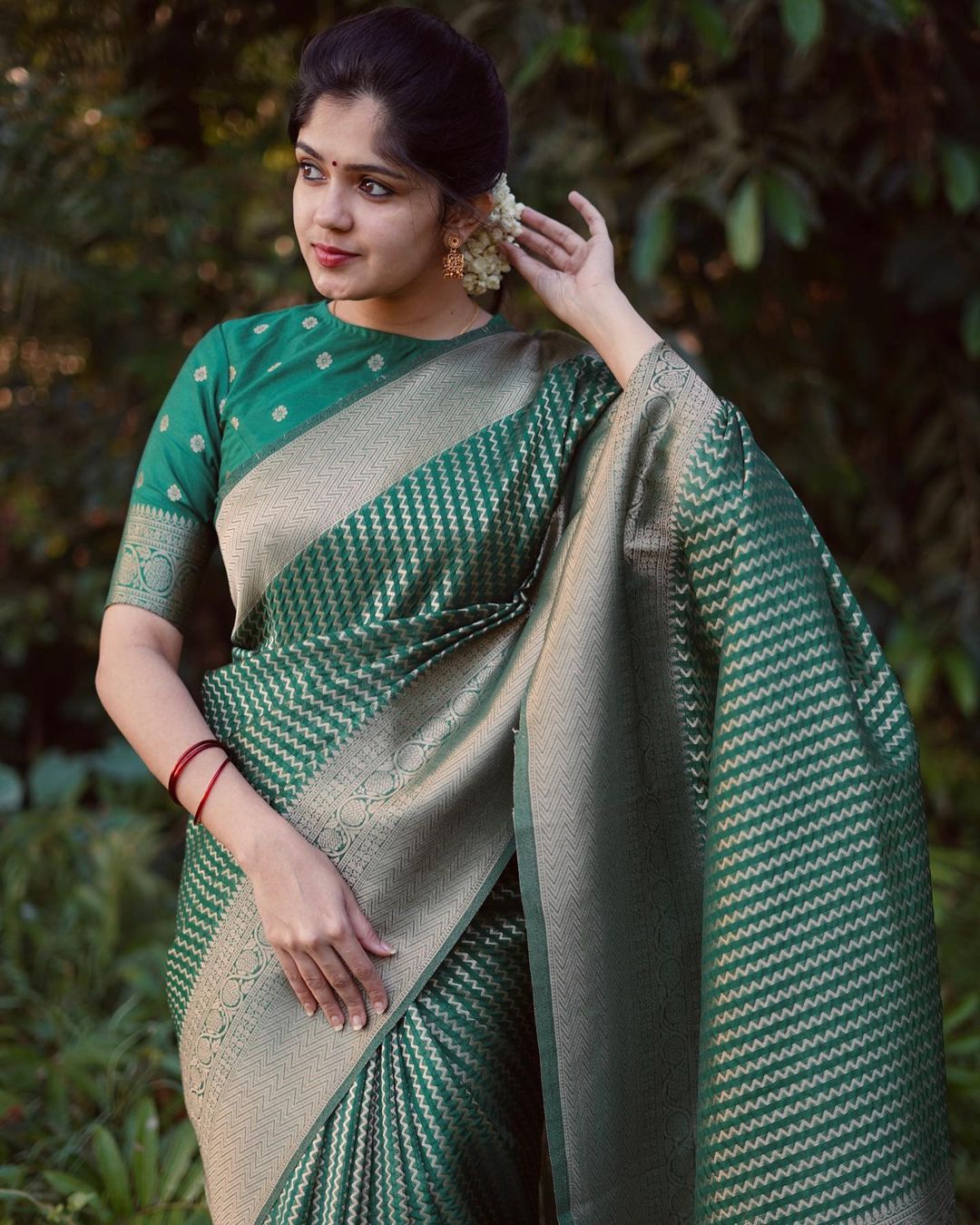 Refreshing Green Soft Silk Saree With Impressive Blouse Piece
