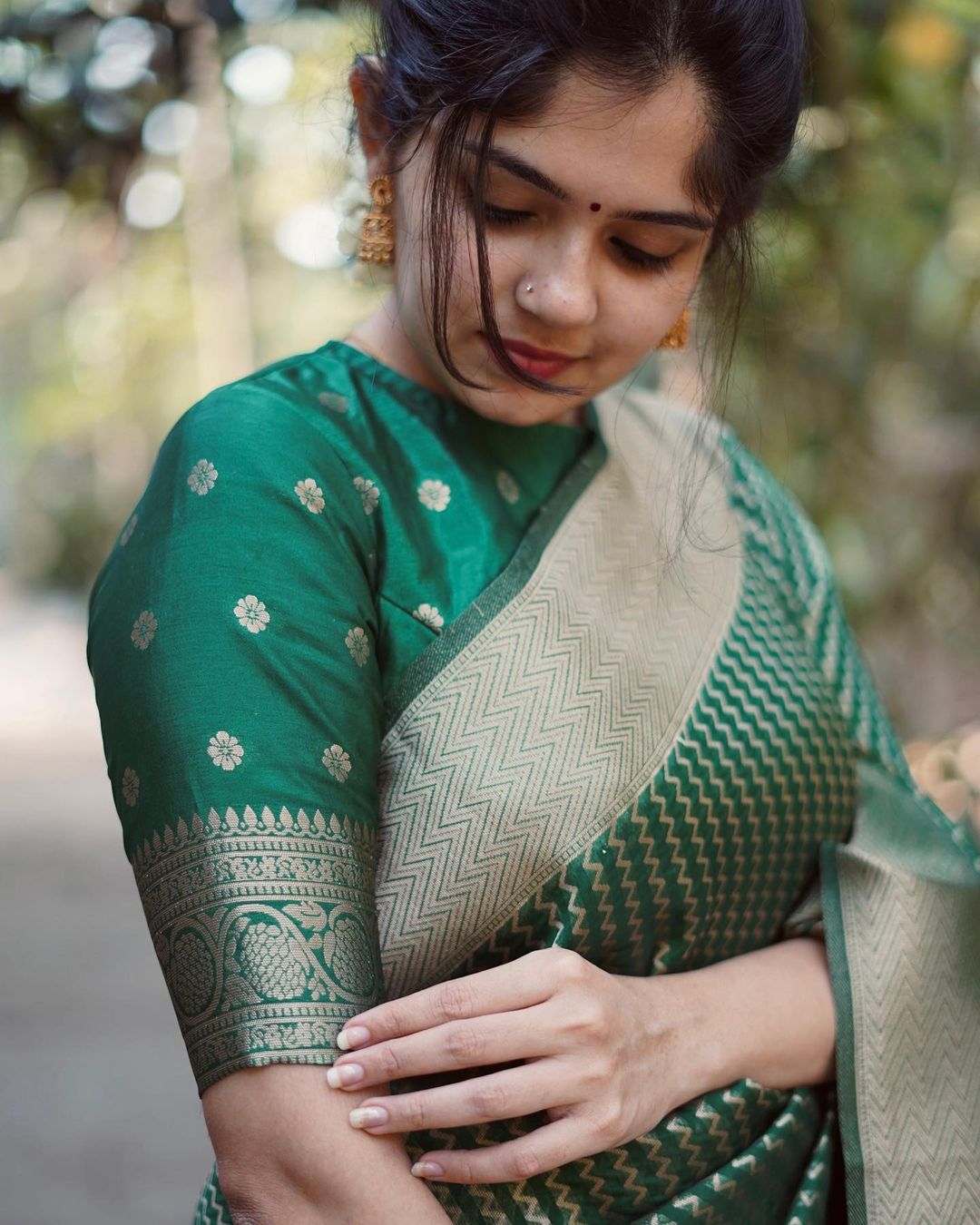 Refreshing Green Soft Silk Saree With Impressive Blouse Piece
