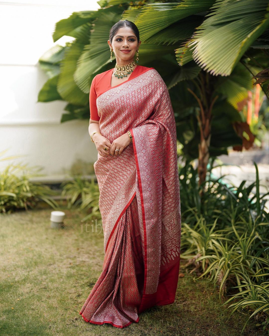 Enchanting Red Soft Silk Saree With Efflorescence Blouse Piece