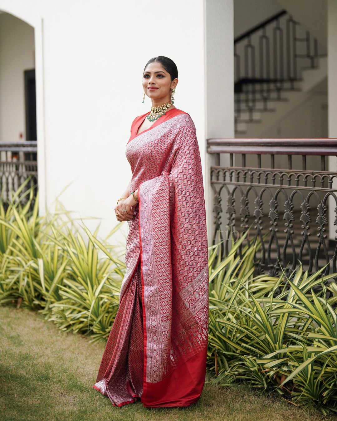 Enchanting Red Soft Silk Saree With Efflorescence Blouse Piece