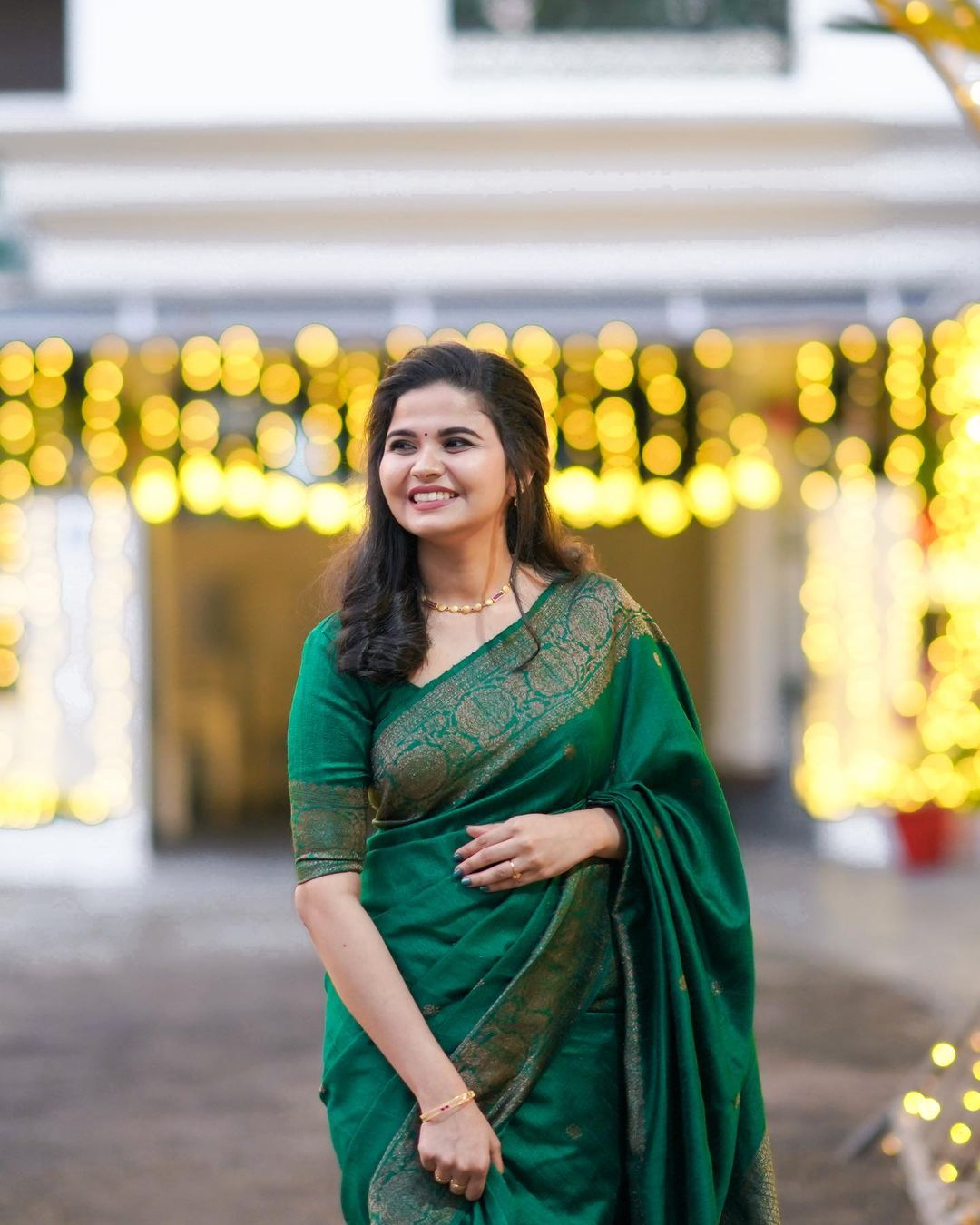 Gleaming Green Soft Silk Saree With Lissome Blouse Piece