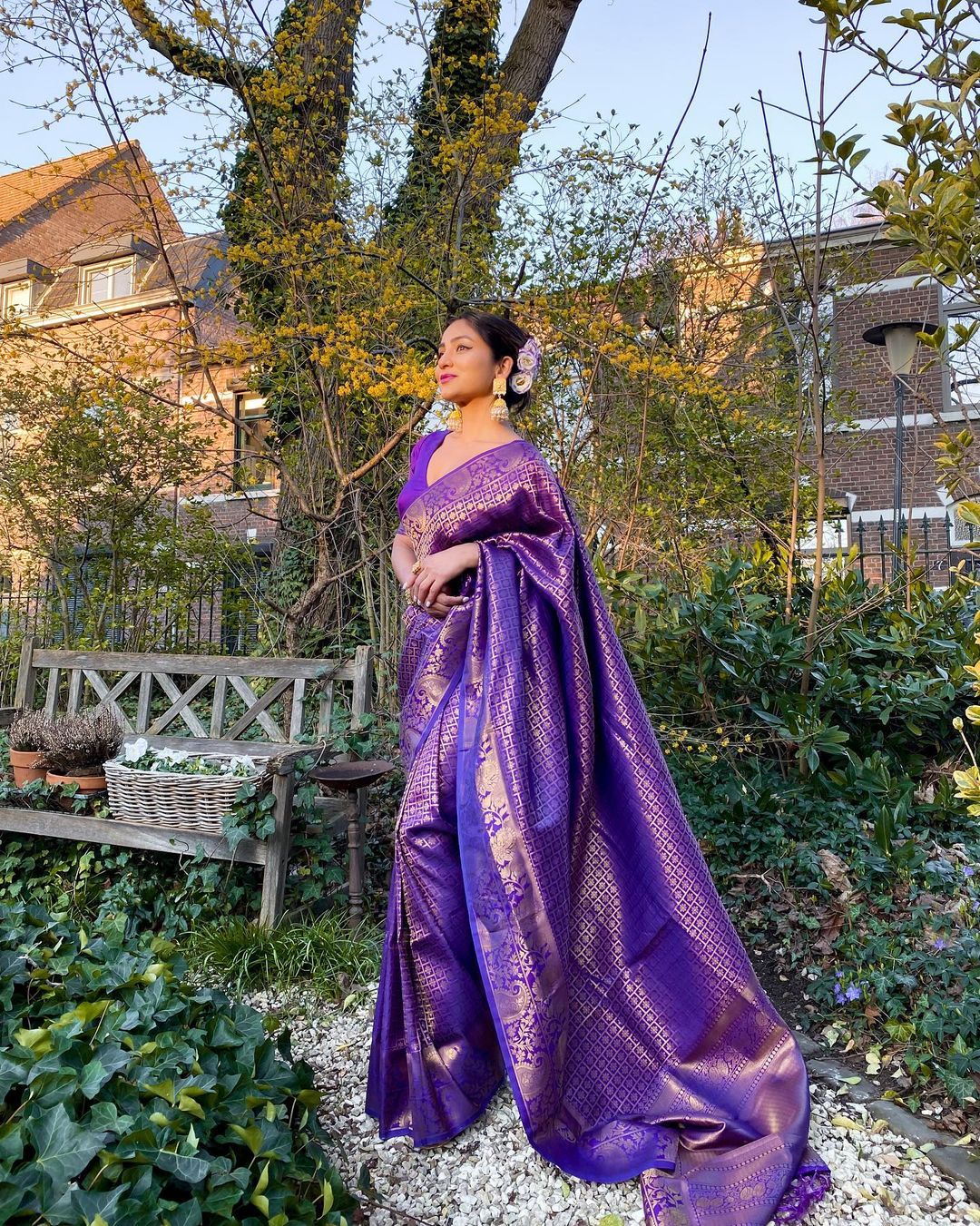 Incomparable Royal Blue Soft Silk Saree With Snazzy Blouse Piece