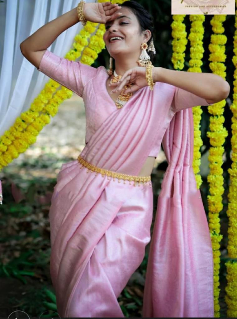 Fetching Pink Banarasi Silk Saree With Alluring Blouse Piece