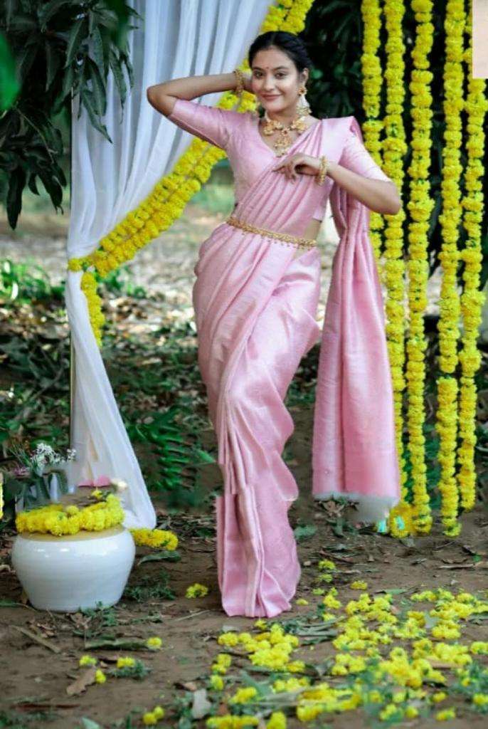 Fetching Pink Banarasi Silk Saree With Alluring Blouse Piece