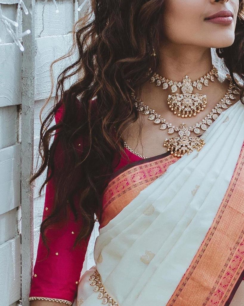 Fascinating White Soft Silk Saree With Opulent Blouse Piece