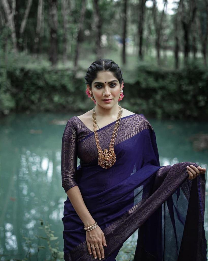 Aesthetic Navy Blue Soft Silk Saree With Admirable Blouse Piece