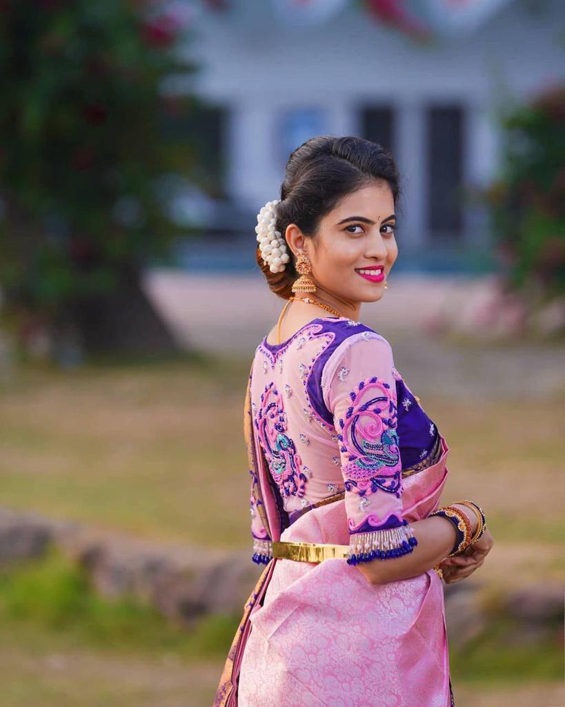 Elegant Pink Banarasi Silk Saree With Admirable Blouse Piece