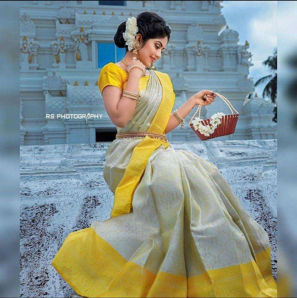 Polished Off White Banarasi Silk Saree With Mellifluous Blouse Piece