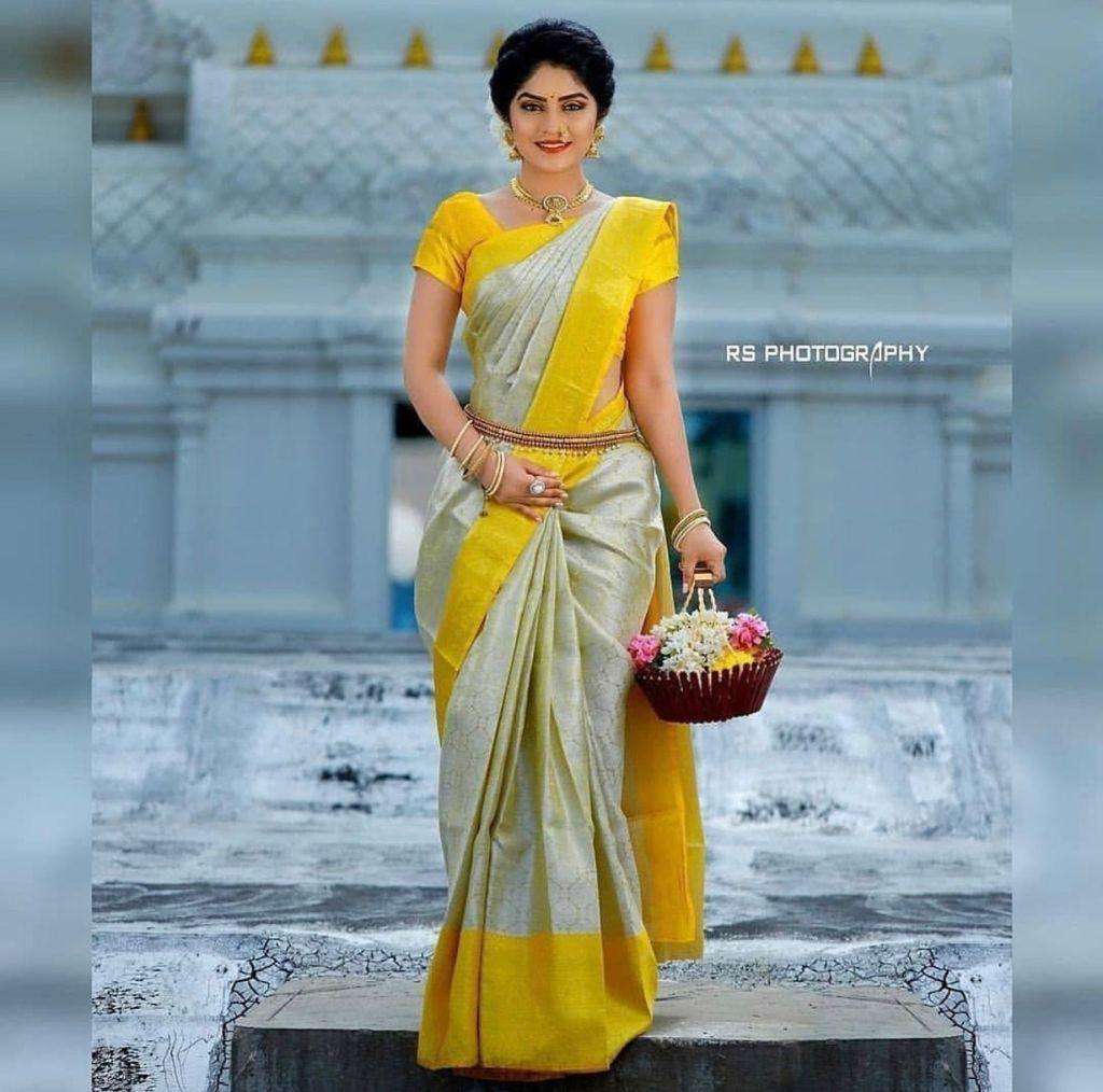 Polished Off White Banarasi Silk Saree With Mellifluous Blouse Piece