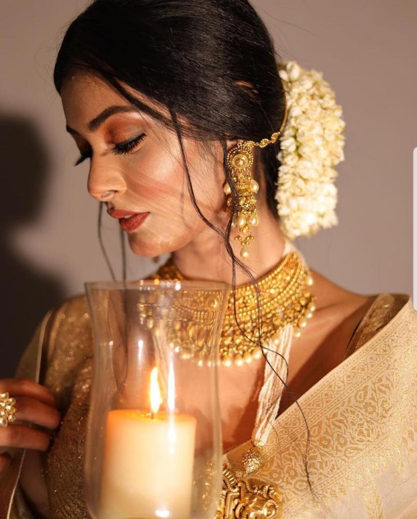 Fashionable Beige Banarasi Silk Saree With Splendid Blouse Piece