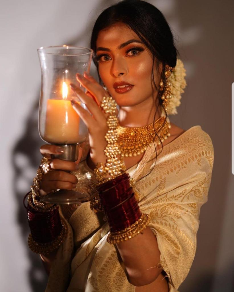 Fashionable Beige Banarasi Silk Saree With Splendid Blouse Piece