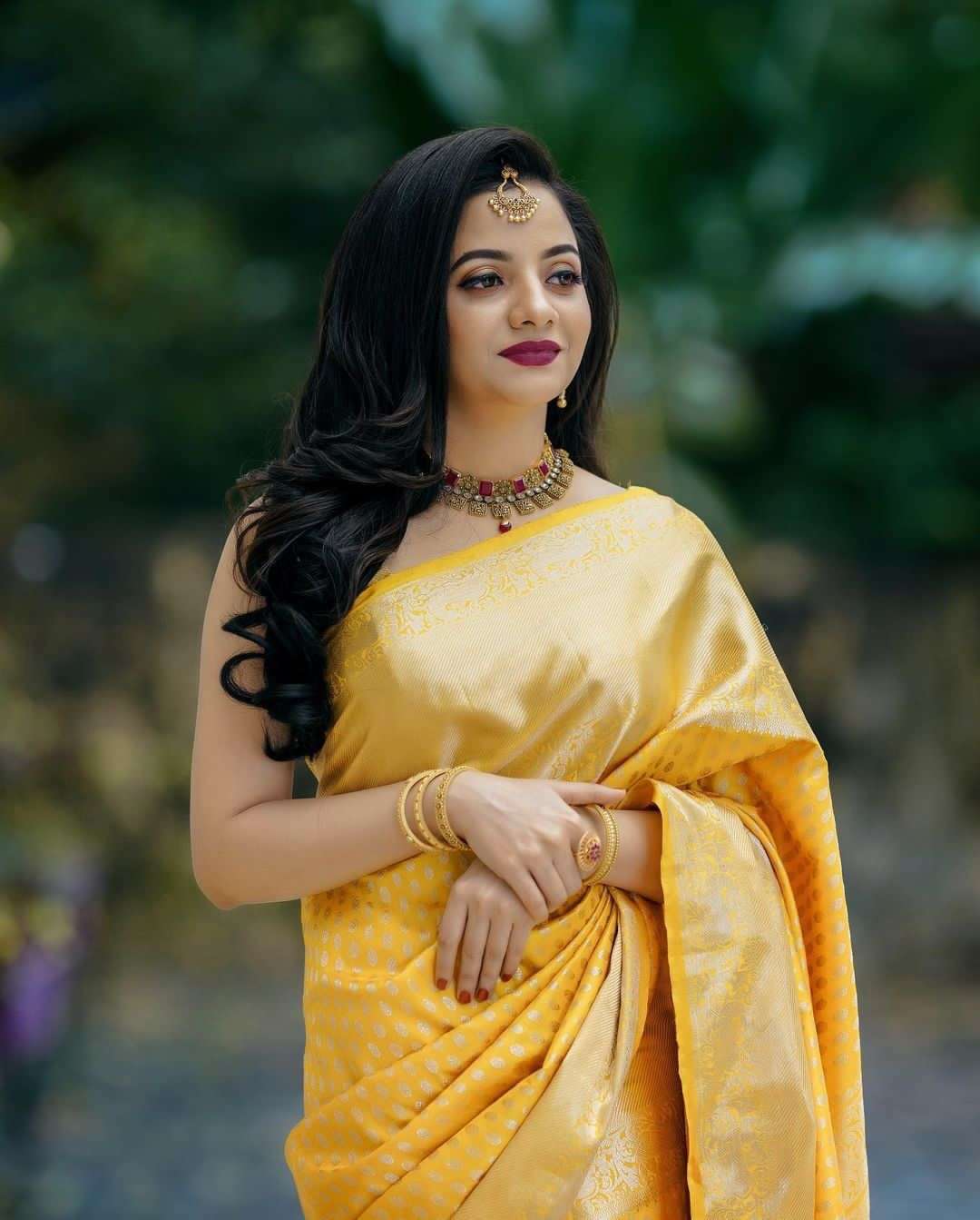Graceful Yellow Banarasi Silk Saree With Mesmerizing Blouse Piece