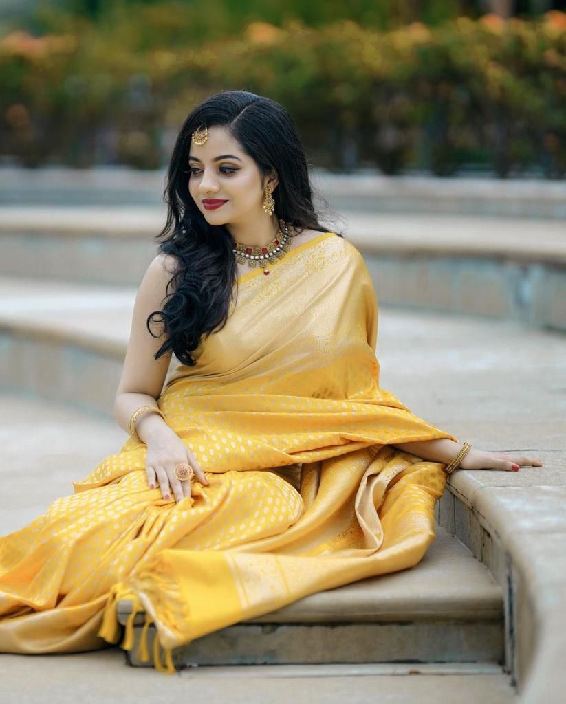 Graceful Yellow Banarasi Silk Saree With Mesmerizing Blouse Piece