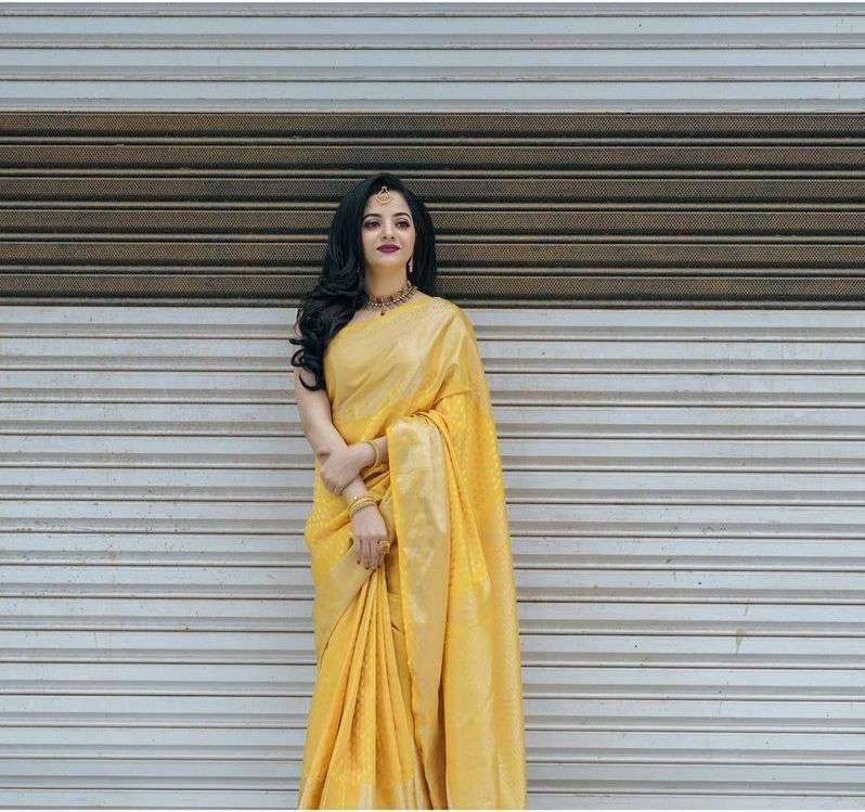 Graceful Yellow Banarasi Silk Saree With Mesmerizing Blouse Piece