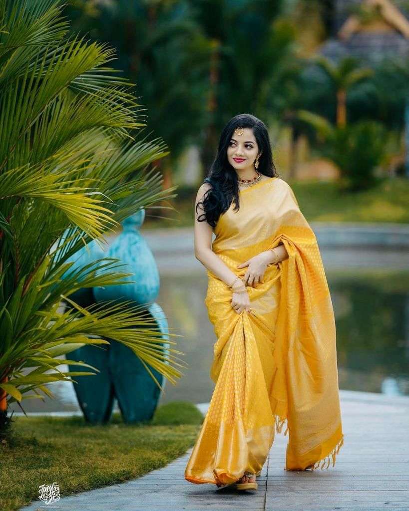 Graceful Yellow Banarasi Silk Saree With Mesmerizing Blouse Piece