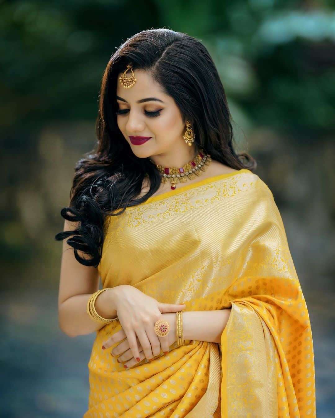 Graceful Yellow Banarasi Silk Saree With Mesmerizing Blouse Piece