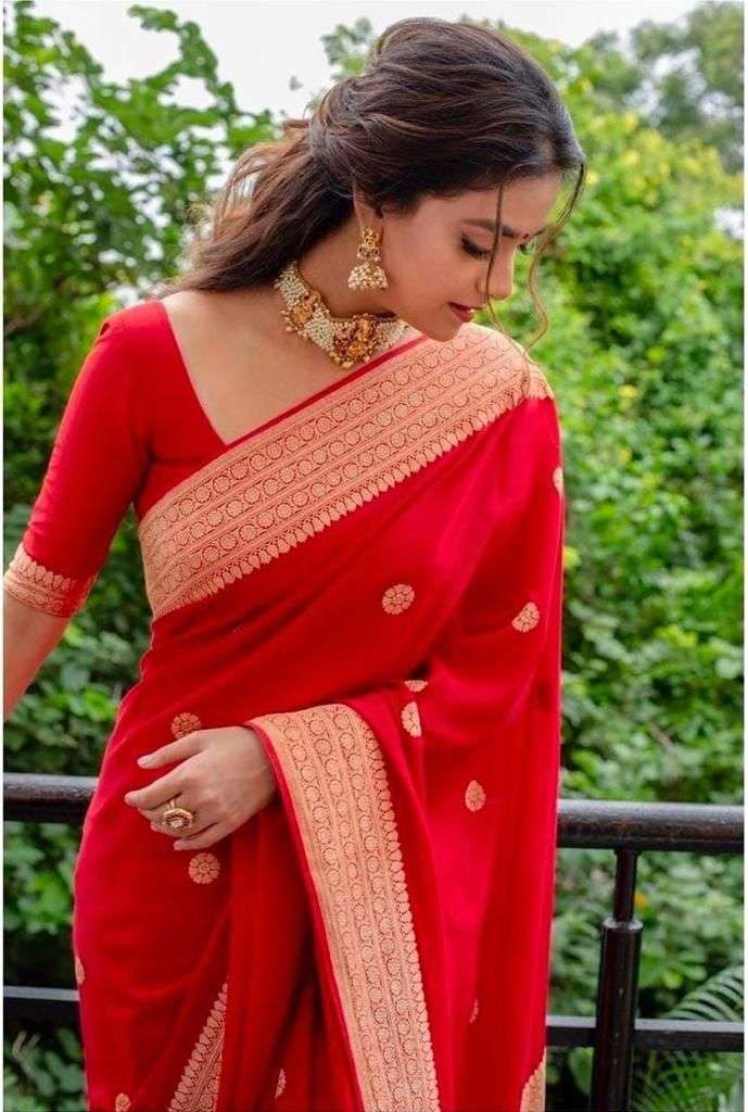 Pretying Red Soft Silk Saree With Mind-blowing Blouse Piece