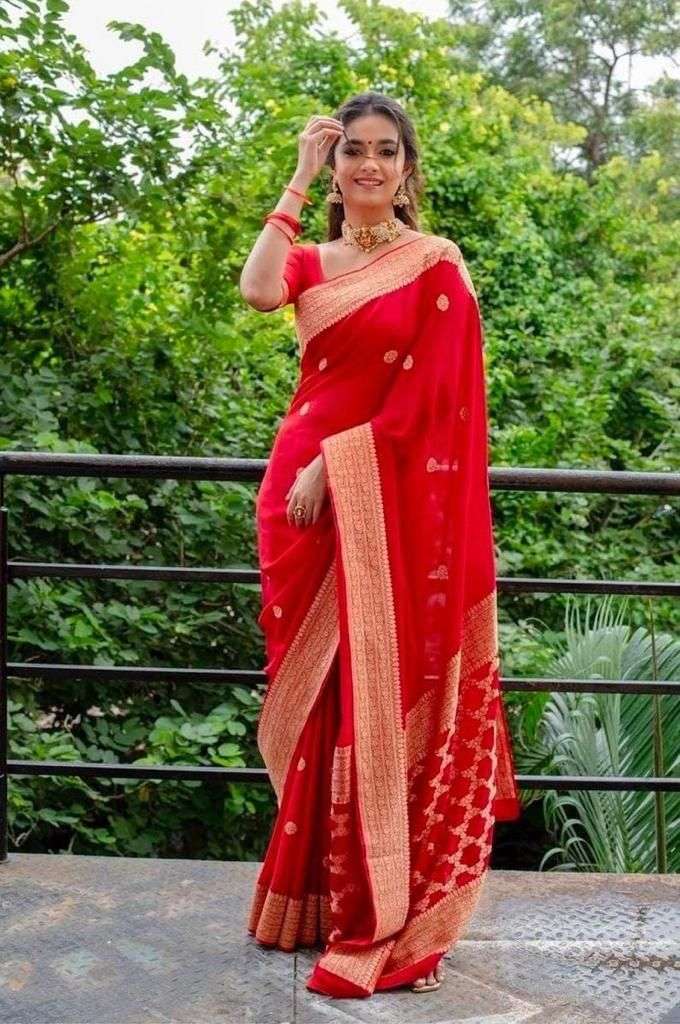 Pretying Red Soft Silk Saree With Mind-blowing Blouse Piece