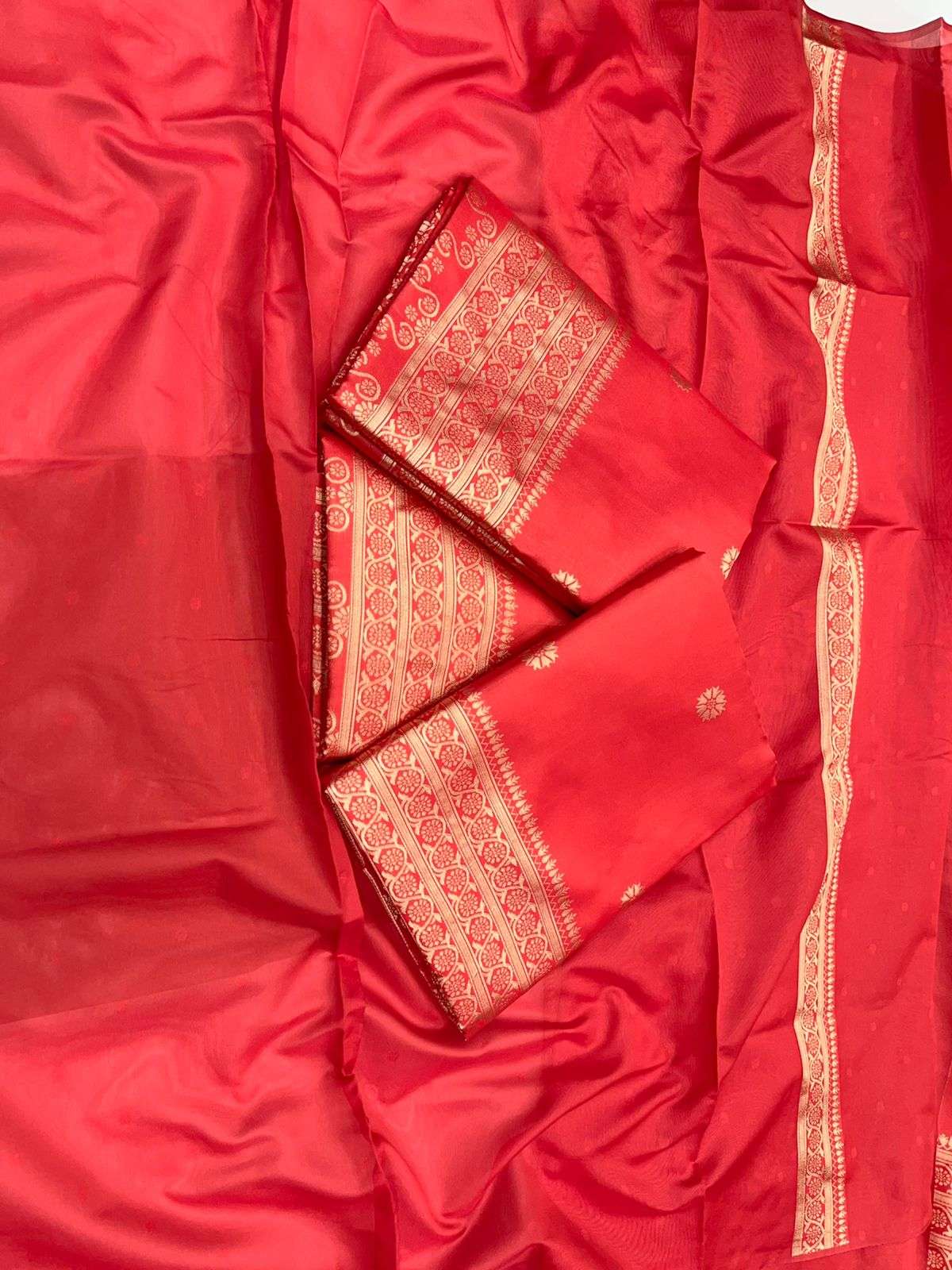 Pretying Red Soft Silk Saree With Mind-blowing Blouse Piece