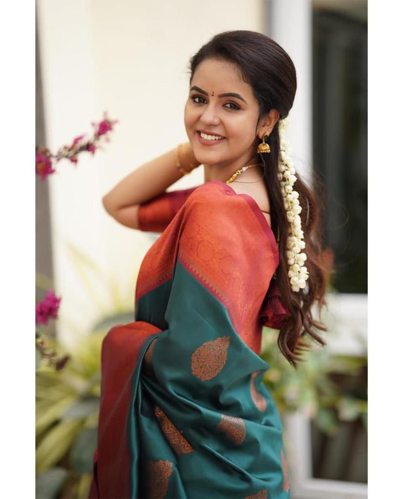 Engrossing Rama Banarasi Silk Saree With Unique Blouse Piece
